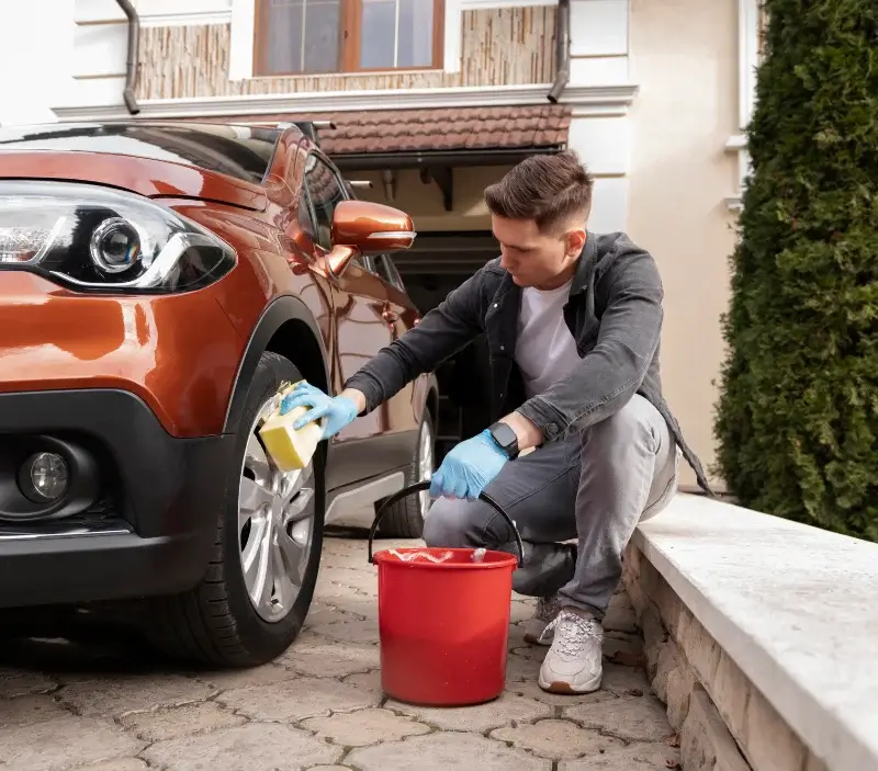 Lavage auto à domicile Saint-Valentin : professionnel intervenant sur un véhicule